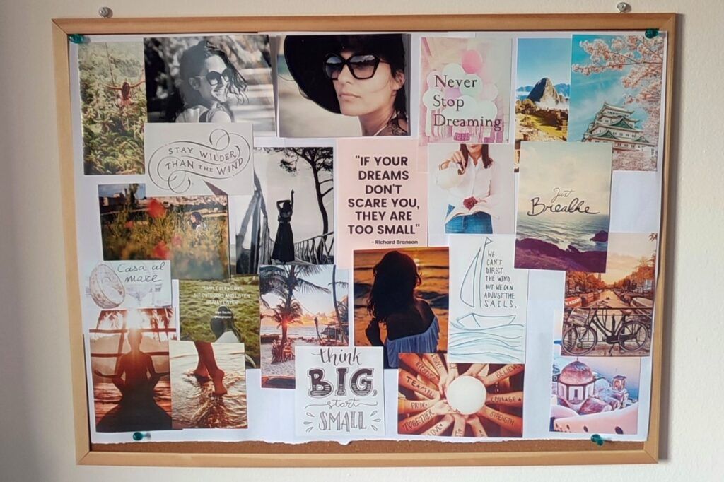 vision board con immagini colorate attaccata al muro con cornice di legno