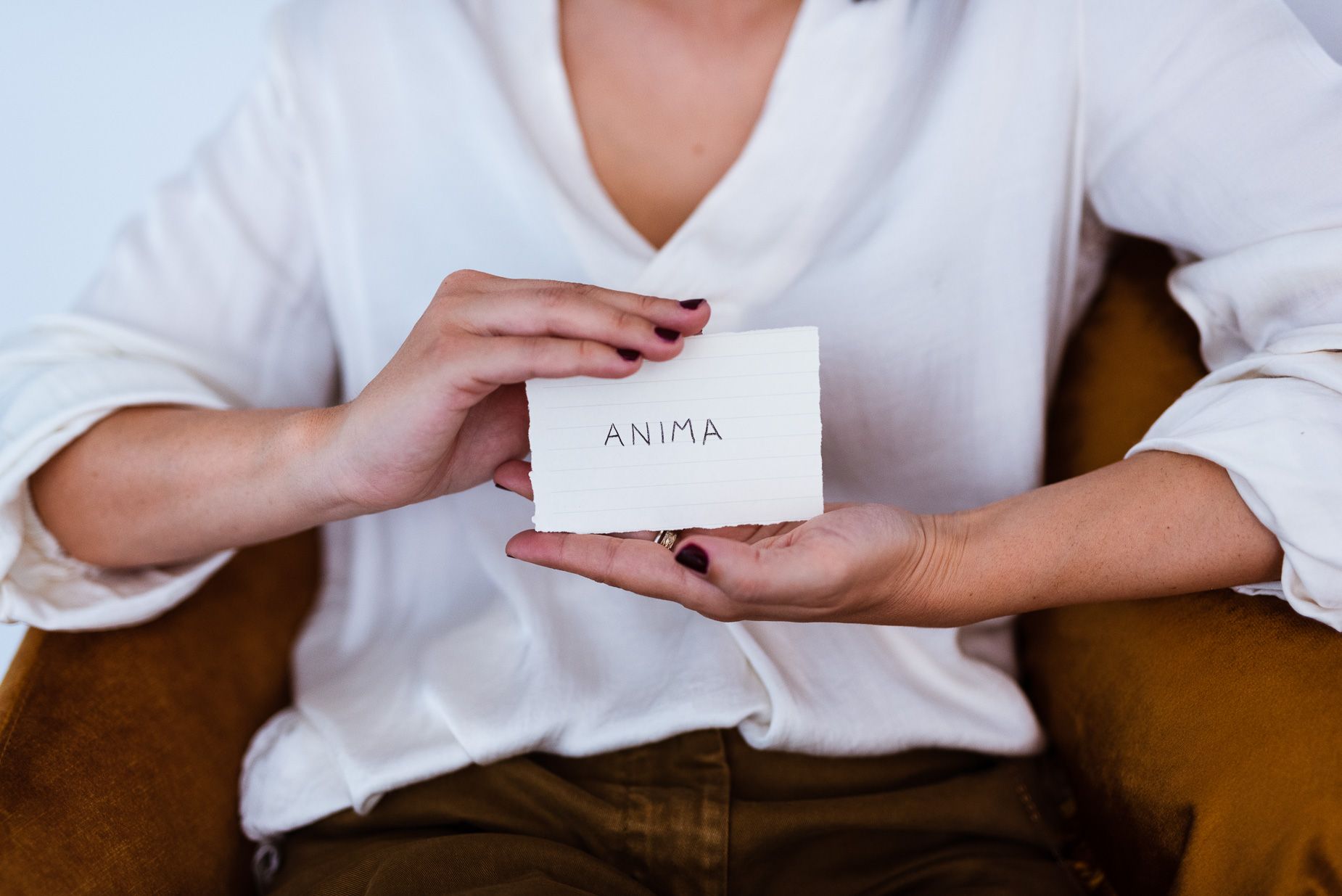 due mani che tengono un foglio di carta bianco dove c'è scritto anima