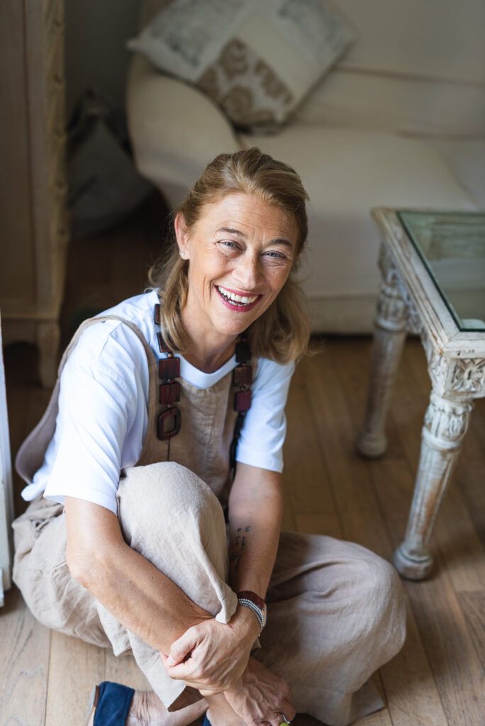 ritratto sorridente donna nella sua abitazione a firenze