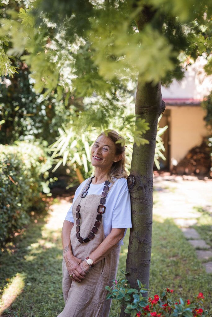 ritratto sorridente servizio fotografico personal brand donna a casa sua a Firenze