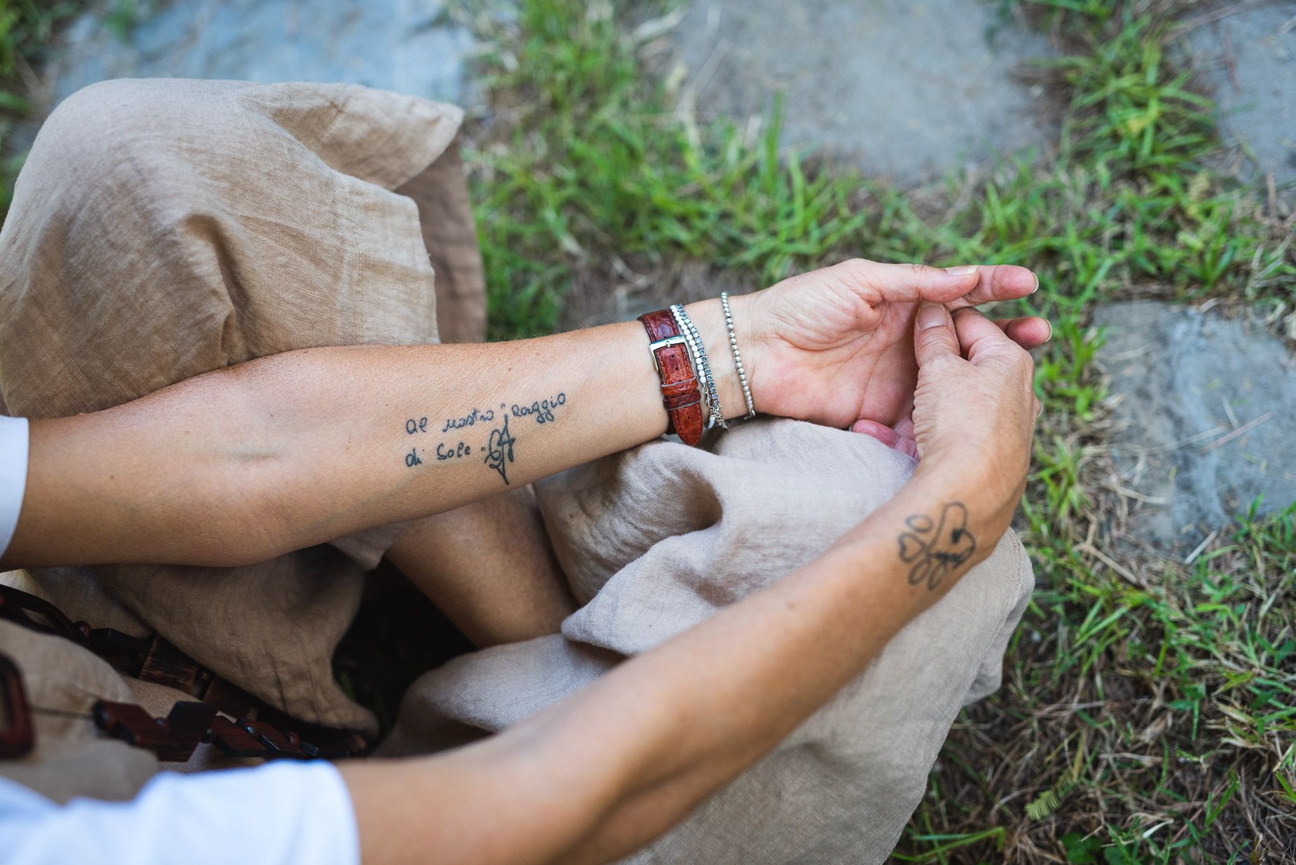 dettaglio di braccia con tatuaggio