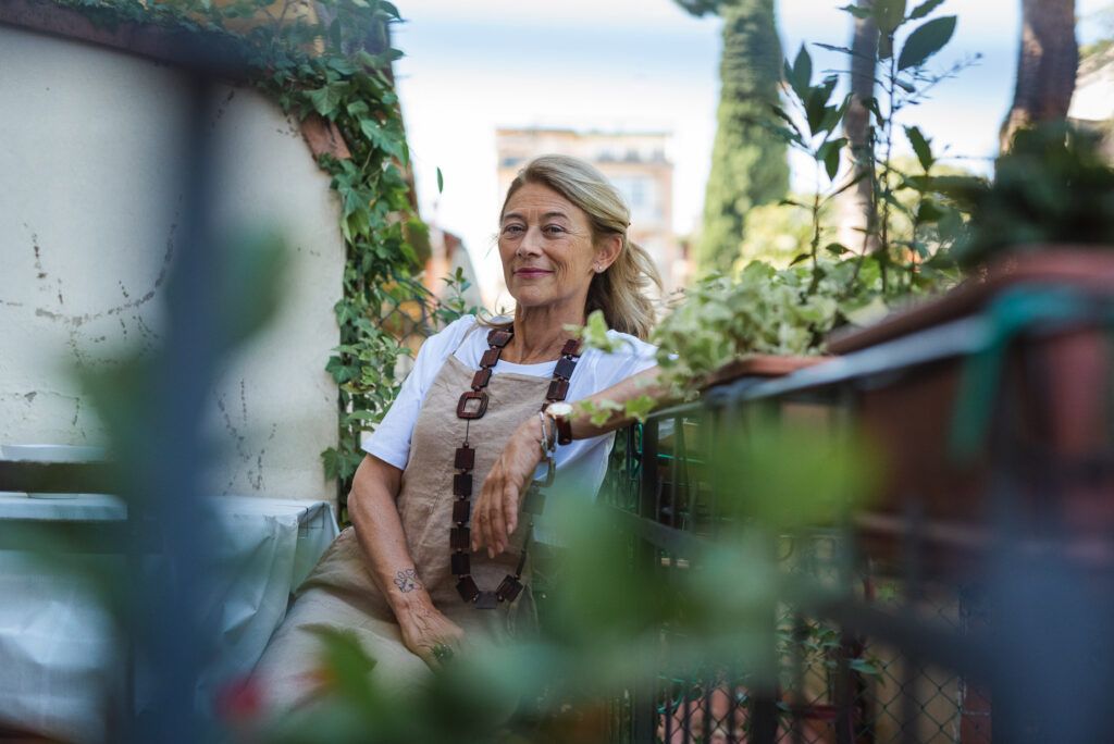 ritratto sorridente servizio fotografico personal brand donna in esterna