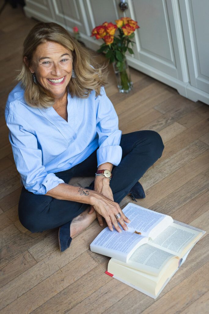 ritratto sorridente servizio fotografico personal brand donna che legge un libro seduta per terra