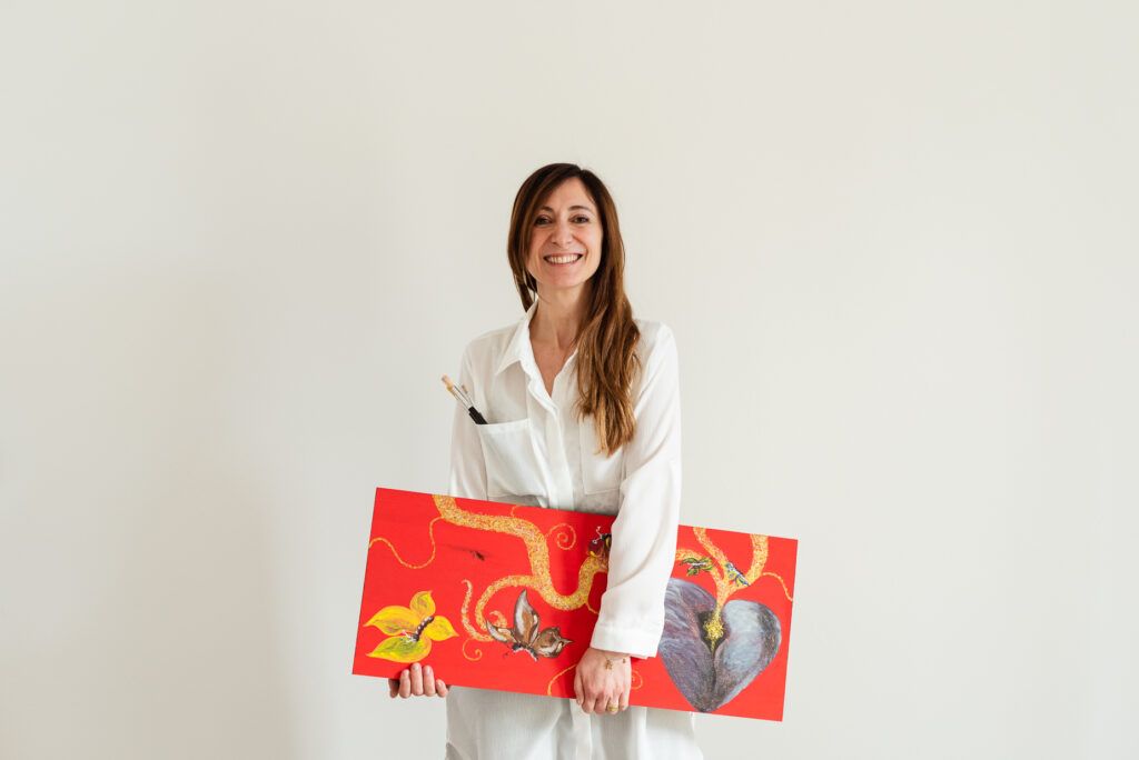 Freelance con camicia bianca e un quadro rosso mentre sorride