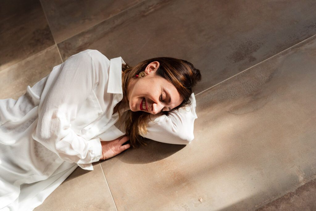 ritratto personal brand donna mentre dorme e sorride