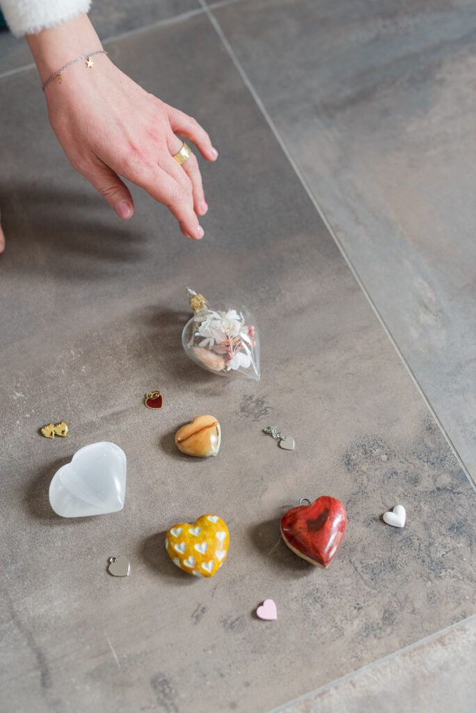cuori di ceramica e una mano che li tocca