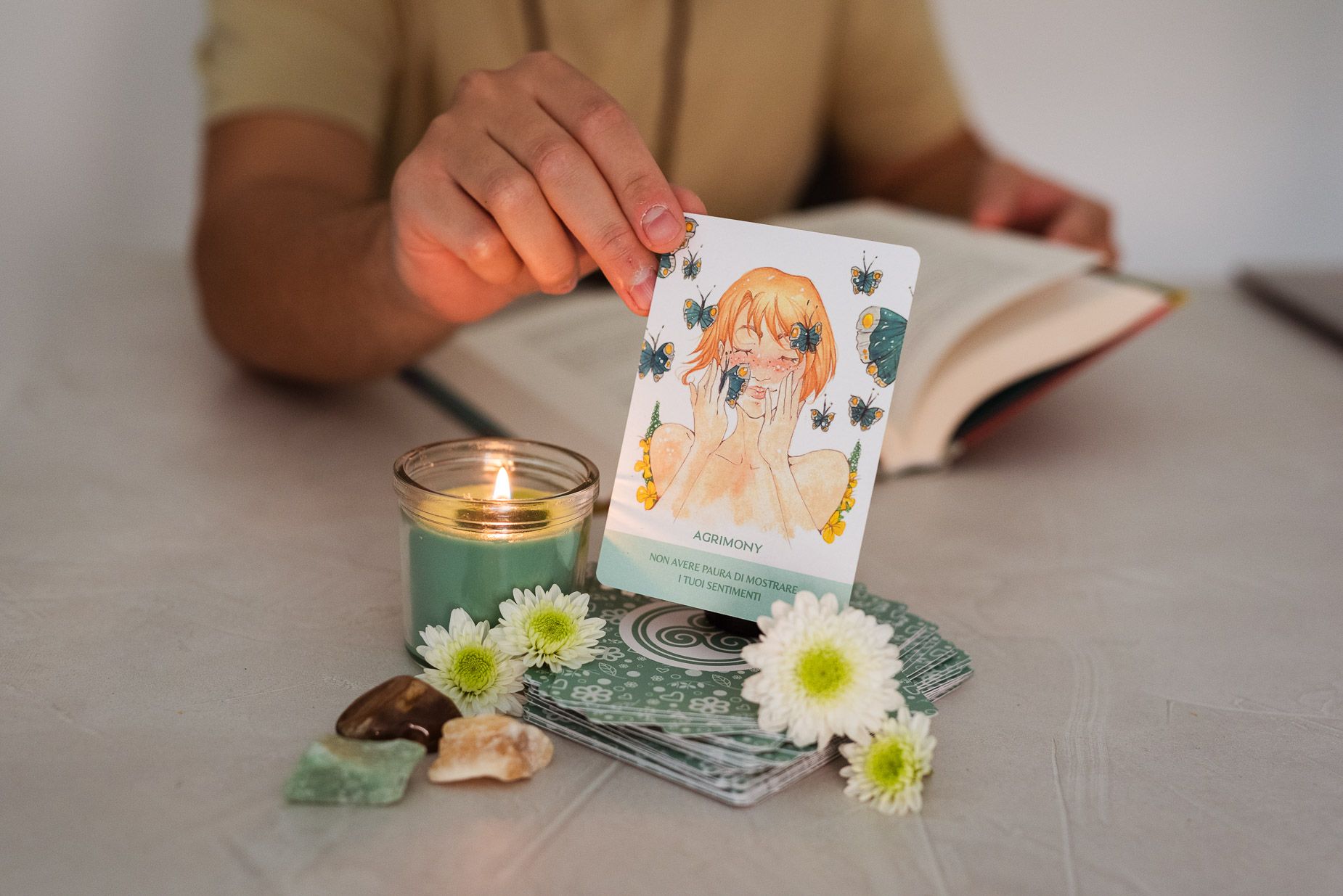carta oracolo con candela e scritta non aver paura di mostrare i tuoi sentimenti