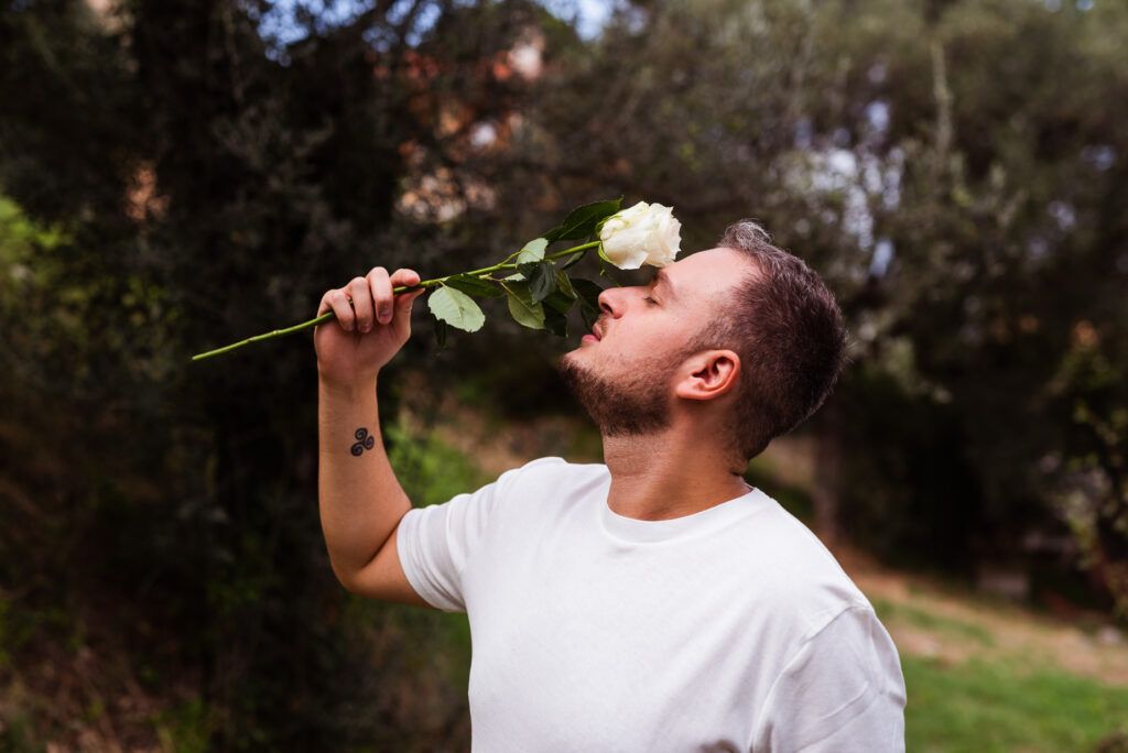 ritratto personal brand naturopata con fiore che tocca il naso