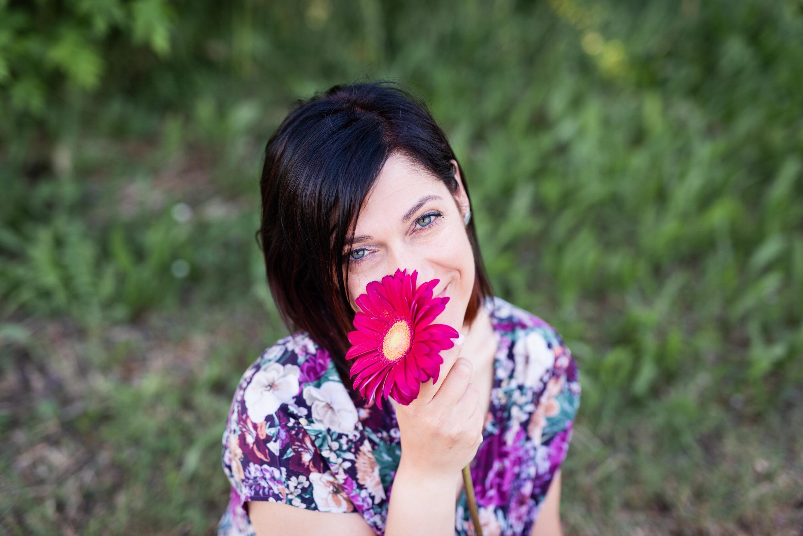 ritratto personal brand shooting con fiore fuxsia
