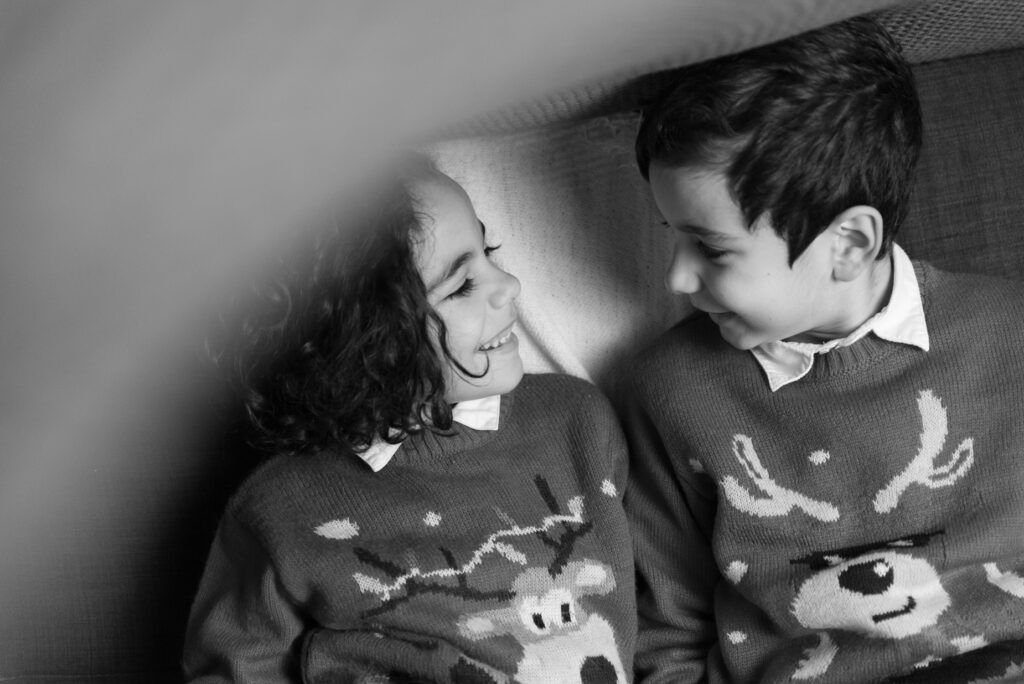 shooting natale fratello e sorella con outfit natalizi