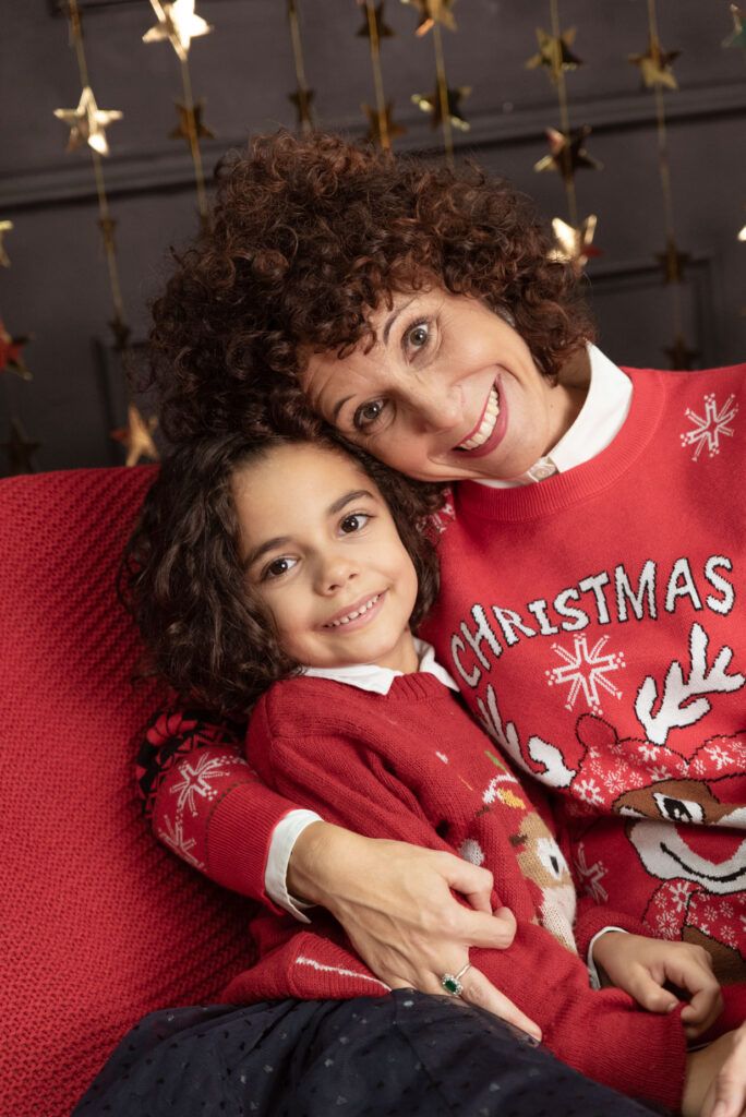 bambina e mamma shooting natalizio e outfit rosso con disegni natalizi