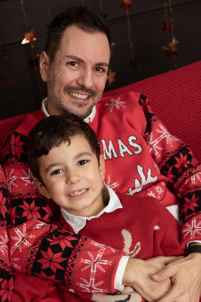 ritratto di bambino e papà vestiti con outfit natalizio